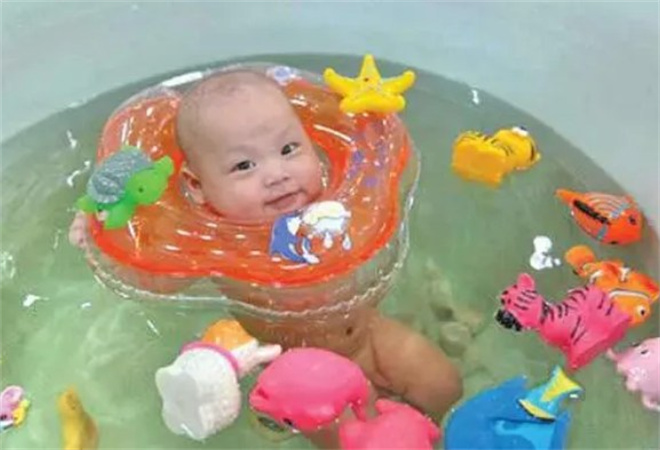玲珑门婴儿游泳