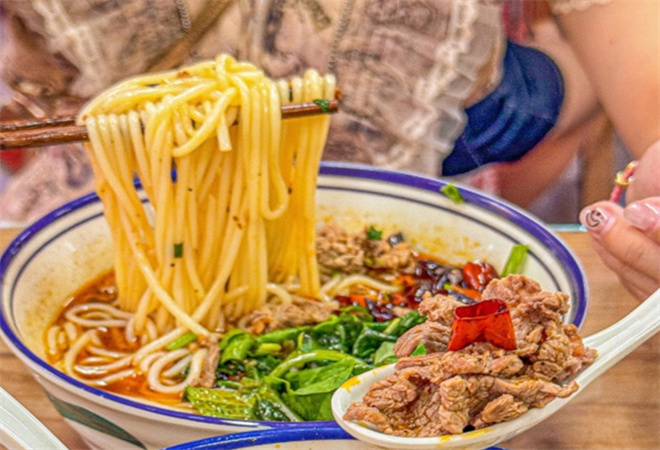 排隊王生燙牛肉米線